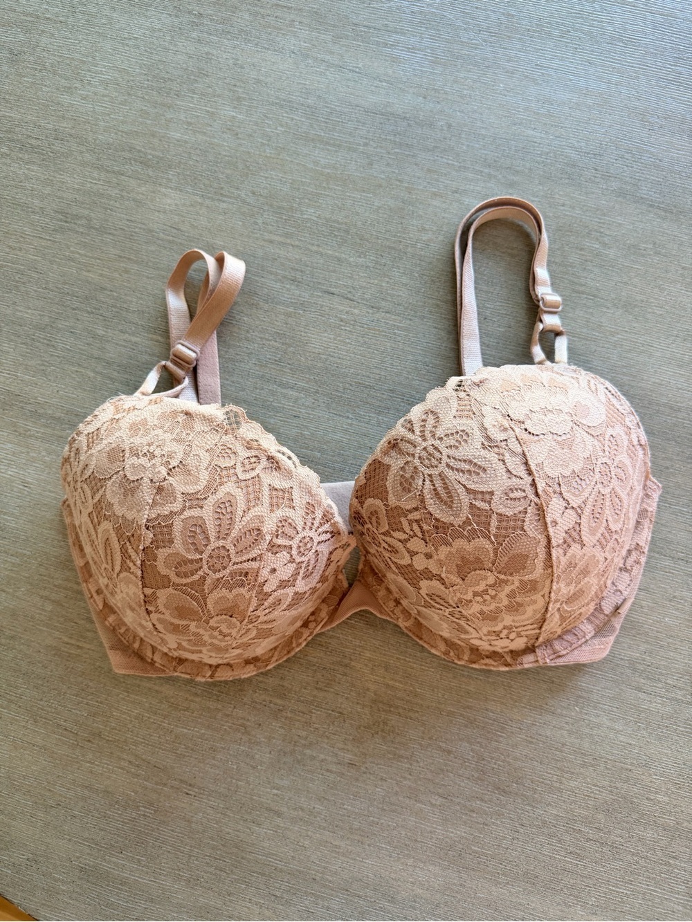 Victoria’s secret Lace Push-Up Bra in Nude Pink 34d Euc